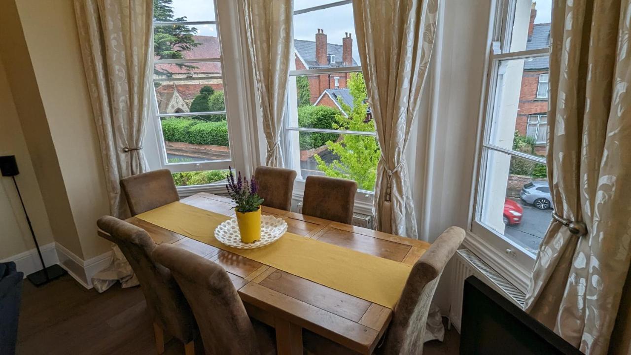 Cotswold Vip Regency Lodge Челтнъм Екстериор снимка